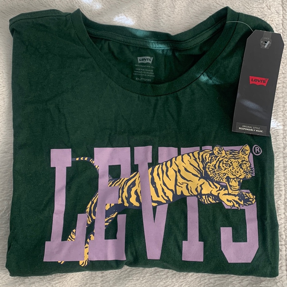 Levi’s graphic tee! 💚